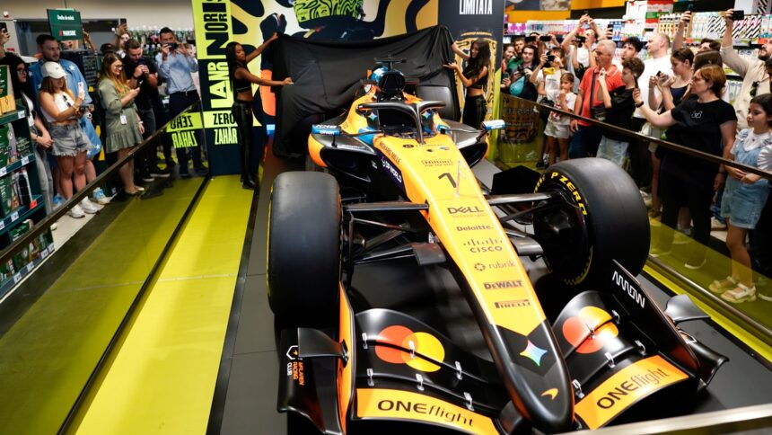 foto monopostul de formula 1 condus de lando norris poate fi admirat la bucuresti pana pe 10 august se afla la kaufland barbu vacarescu 359487dc