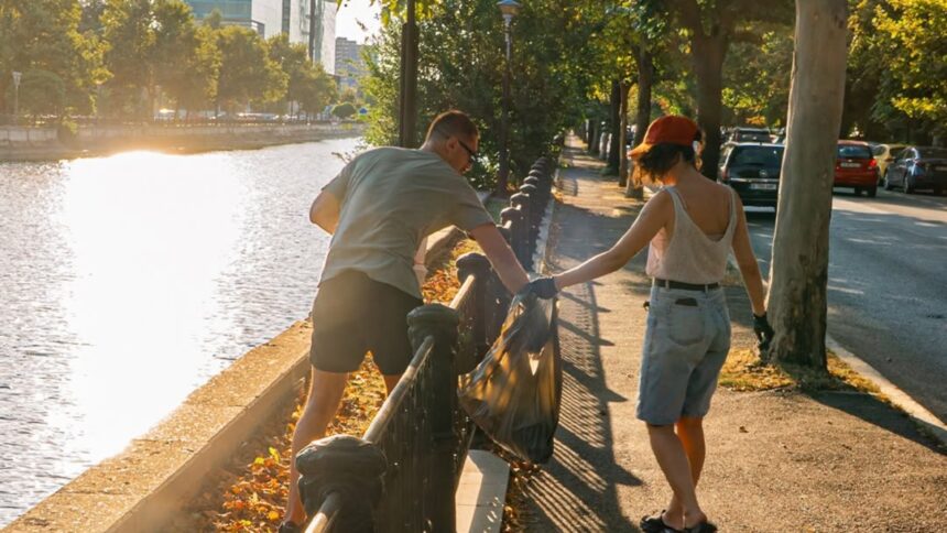 foto zeci de saci de gunoaie au adunat voluntarii de pe malul dambovitei in regie bucurestenii sunt asteptati la o noua tura de curatare acum in zona grozavesti pod ciurel 6a8d51a81199f