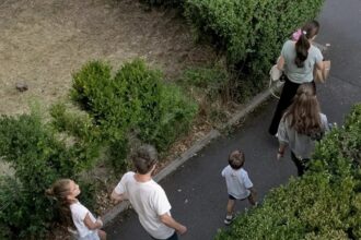 imagini rare cu nicusor dan presedintele in pantaloni scurti alaturi de familie la fagaras 6a81615e2e34c