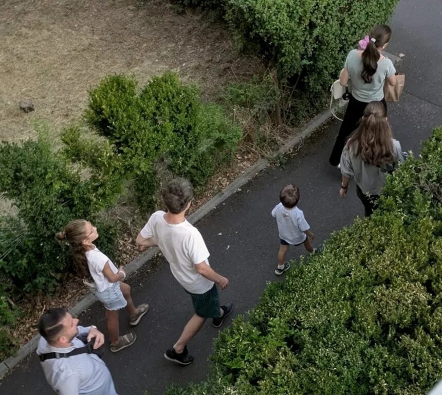 imagini rare cu nicusor dan presedintele in pantaloni scurti alaturi de familie la fagaras 6a81615e2e34c