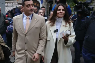 jocuri de culise in senat se suspecteaza un blat intre usr si au anca alexandrescu intervine cu un apel catre parlamentarii aur si citeaza din george simion 6a8e7fde05198