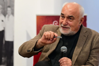 liberalul varujan vosganian lanseaza un atac la guvernul bolojan de vreme ce salariile si pensiile au ramas la nivelul nominal de anul trecut sunt cu 10 mai mici 6a89fa01cb8e0