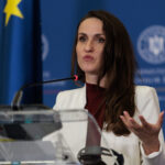 oana toiu in vizita la consulatul general din bonn vrem sa rezolvam cat mai multe cereri am trimis o misiune de sprijin de la bucuresti 6a8dd7382db43