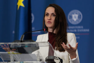 oana toiu in vizita la consulatul general din bonn vrem sa rezolvam cat mai multe cereri am trimis o misiune de sprijin de la bucuresti 6a8dd7382db43