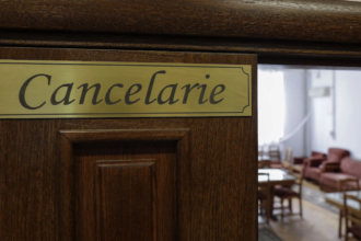 schimbari importante pentru profesori in noua lege a salarizarii vechimea din afara scolii poate conta la salariu iar directorii pot primi bani in plus 6a88569d5a924