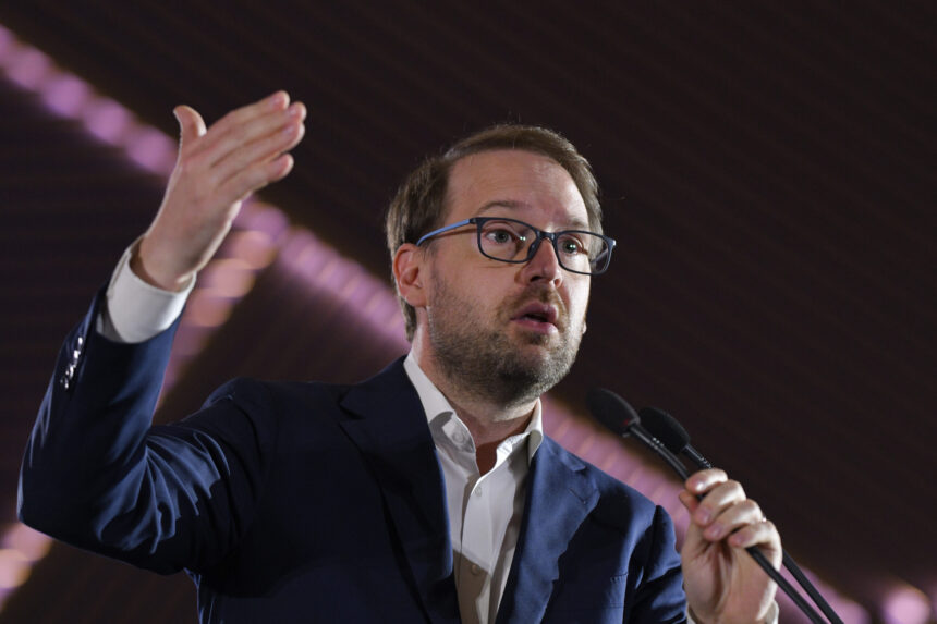 usr il reconfirma in unanimitate pe dominic fritz la conducerea partidului dupa decizia ccr in cazul acestuia 6a85e004a0a31