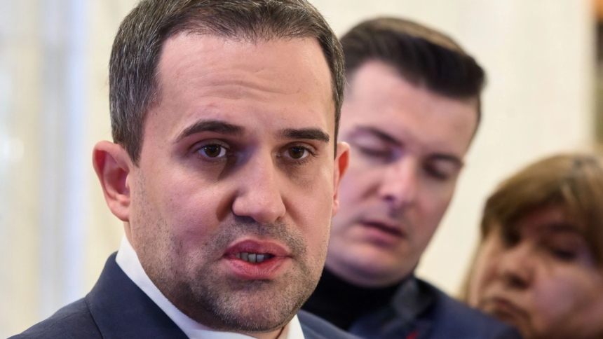 val de plecari de la locurile de munca din romania ciprian serban acuza ca guvernul bolojan se imprumuta masiv 50b01b06