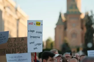 video fritz nu i a convins pe timisoreni doar cateva sute de persoane au raspuns apelului la protest sustinatori ai partidului aur au incercat o provocare la inceputul manifestatiei 6a85e984d3044