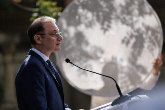 luca niculescu depune astazi programul de guvernare si lista ministrilor psd intra la guvernare iar pnl si udmr promit sa sustina executivul e549876e